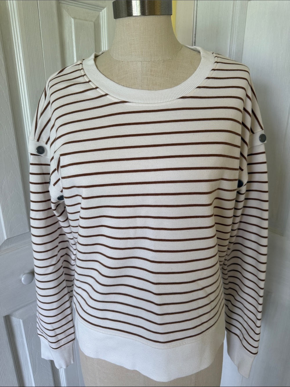 Evereve White and Brown Striped Crewneck Sweatshirt size L